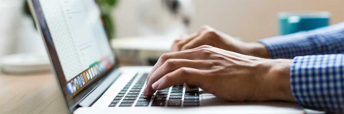 Heeft uw bedrijf een laptop Backup Strategie? Een man maakt een Backup van zijn laptop