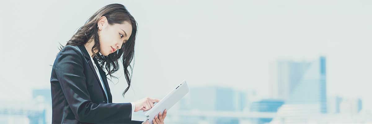 A busienss woman is reporting usage via VMware Commerce Portal