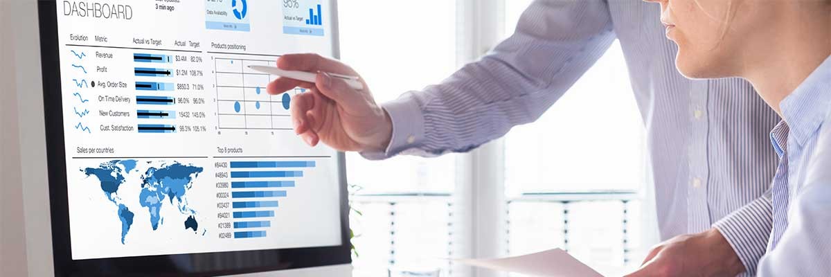 Two collegues analyzing data