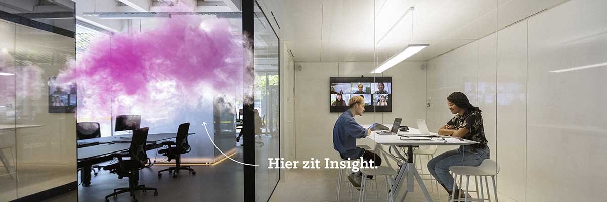 Insight in hybride werken: de cloud als game changer Twee jonge collega's op een moderne werkplek