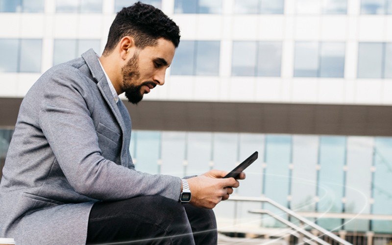 Two employees analysing in Dell tech room